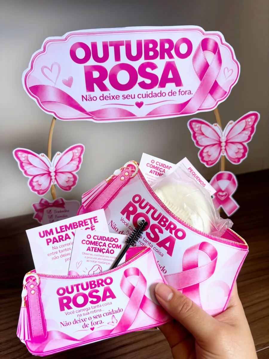 Bolsinhas de Outubro Rosa com cartões e mimos na mão