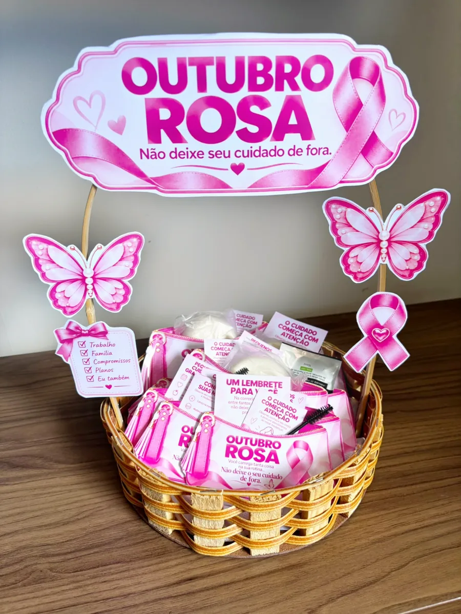 Cestinha de Outubro Rosa montada com bolsinhas, cartões e enfeites de borboleta e laço